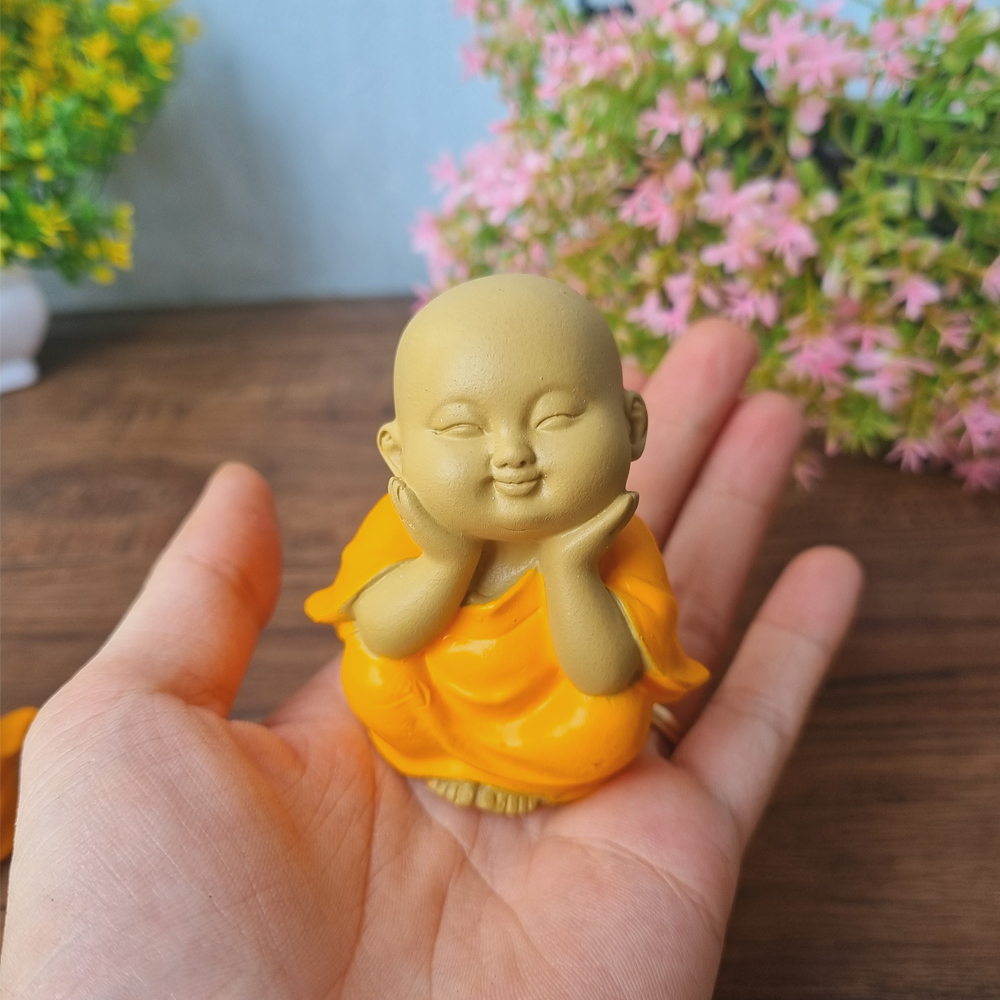 Bộ 02 chú tiểu Hồn Nhiên - Yêu Đời màu áo vàng sinh động - tặng kèm 10 xu vàng mini