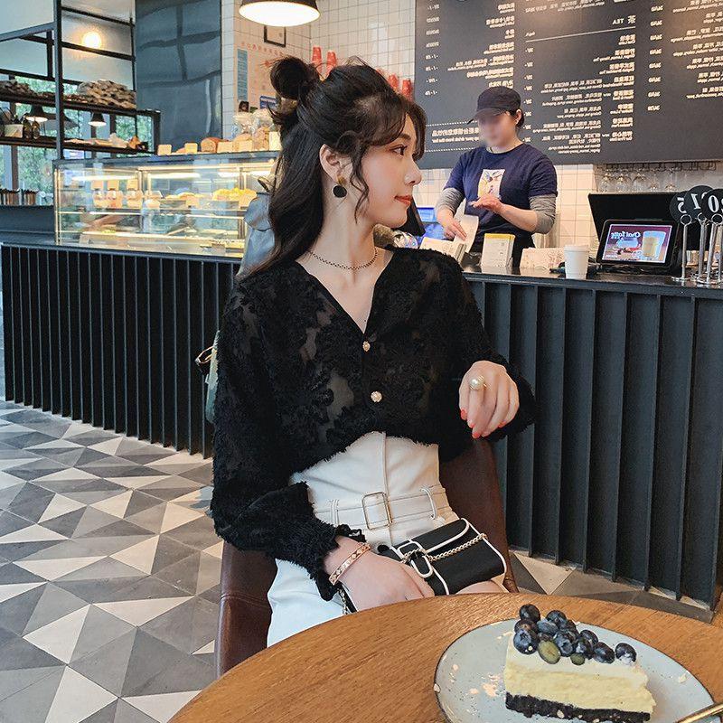 Áo kiểu tay dài phối nút thiết kế cổ chữ V thanh lịch