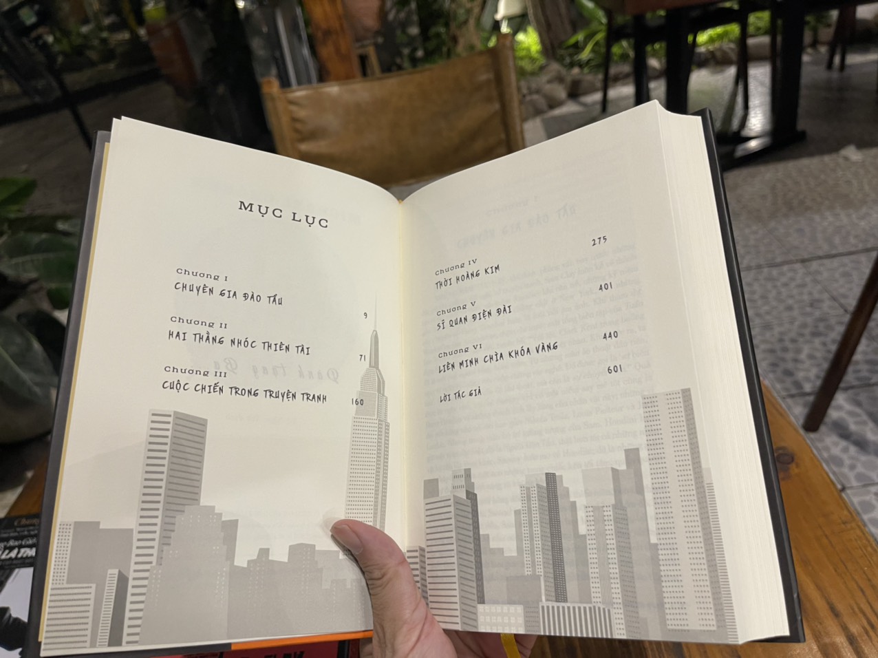 (Bìa cứng giới hạn 200c) (Giải thưởng Pulitzer 2001) (Sách bán chạy của New York Times) [Top 10 tác phẩm văn học kinh điển hay nhất mọi thời đại] NHỮNG CUỘC ĐÀO TẨU NGOẠN MỤC CỦA KAVALIER &amp; CLAY – Michael Chabon - Vũ Ngọc Trà dịch - Phoenixbooks