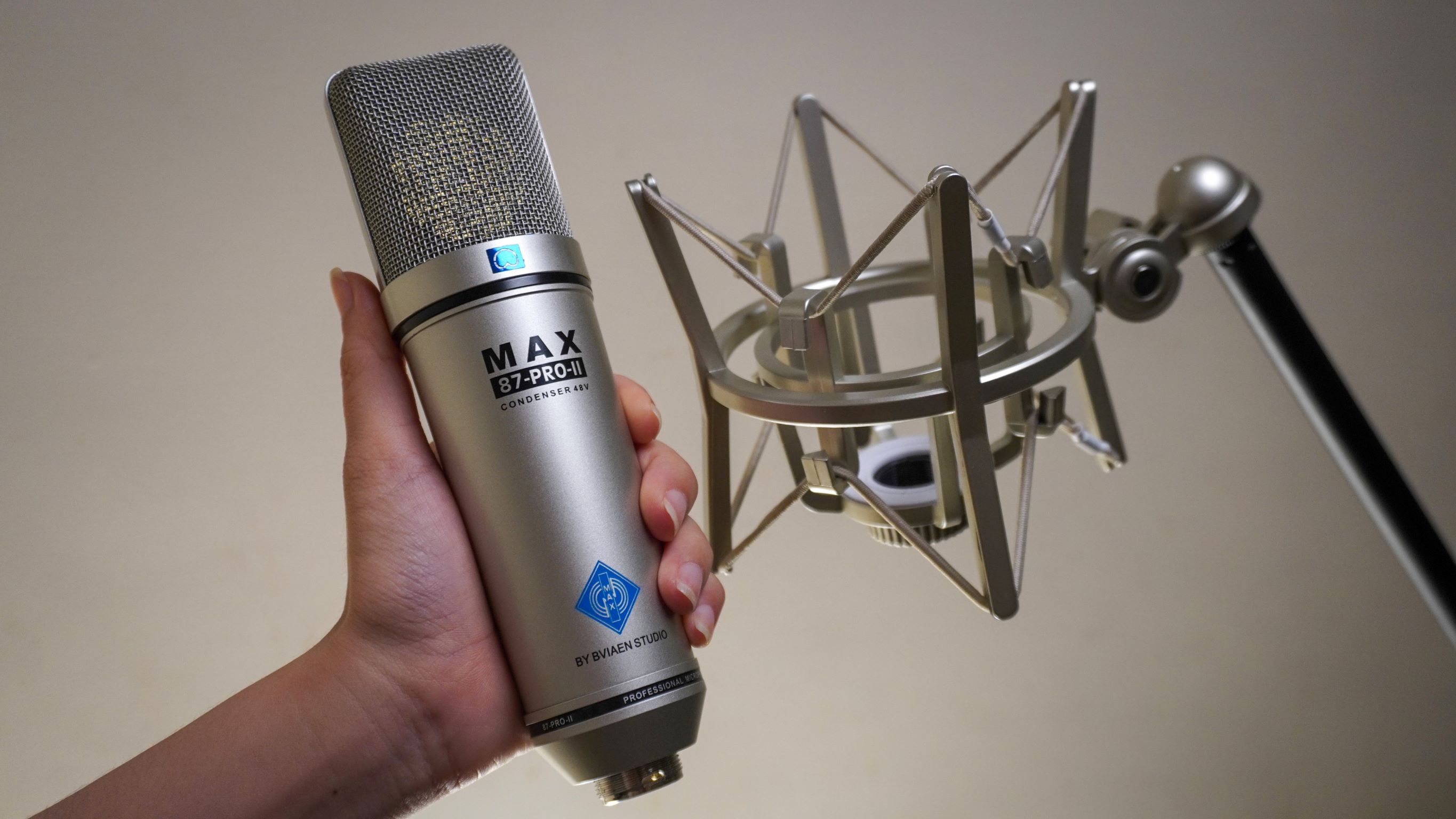 Mic thu âm Max 87-Pro-II - Micro 48V thu âm chuyên nghiệp - Condenser microphone - Dùng cho phòng thu, livestream, karaoke online - Tương thích nhiều loại soundcard, mixer - Thiết kế tinh tế, sang trọng - Hàng nhập khẩu