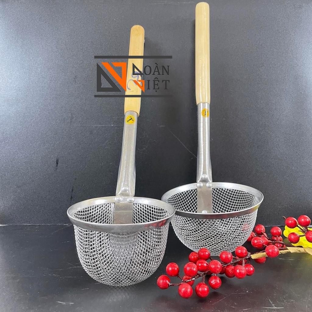 Vợt TRỤNG HỦ TIẾU, MÌ inox SÂU LỒNG, cán gỗ, có móc treo tiện dụng NHIỀU SIZE- Dụng cụ nấu ăn, nhà bếp