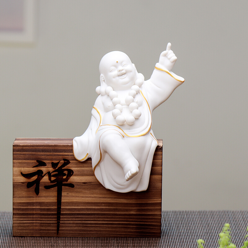 Tượng Tiếu Phật gốm trắng - mẫu chỉ thiên