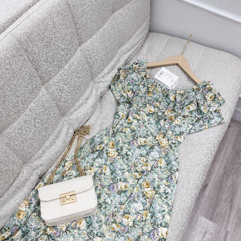 Váy lụa hoa xanh bèo bẹt vai VNU