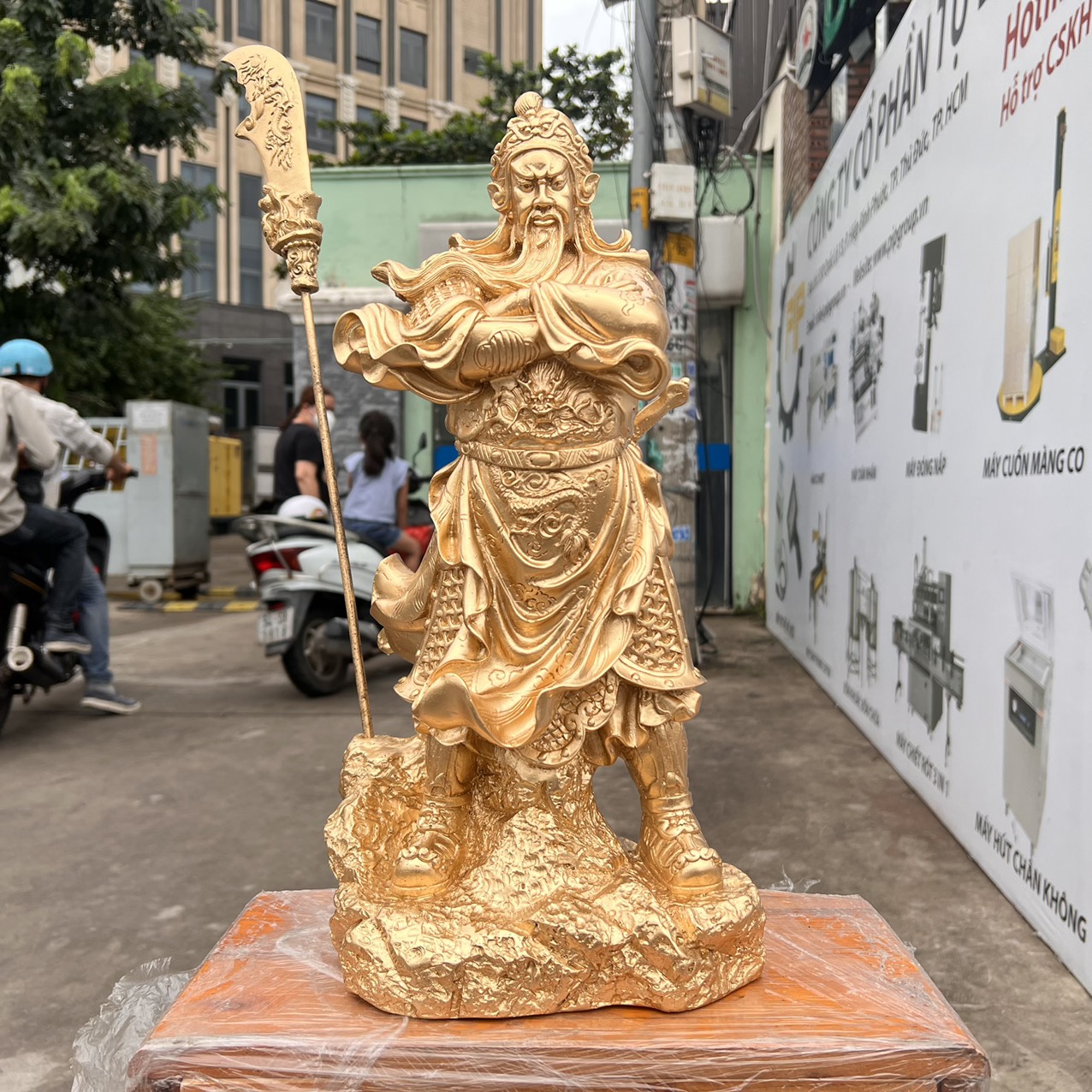 Tượng Quan Công chắn ải bằng bột đá mang lại tài lộc bảo vệ gia chủ cao 45cm