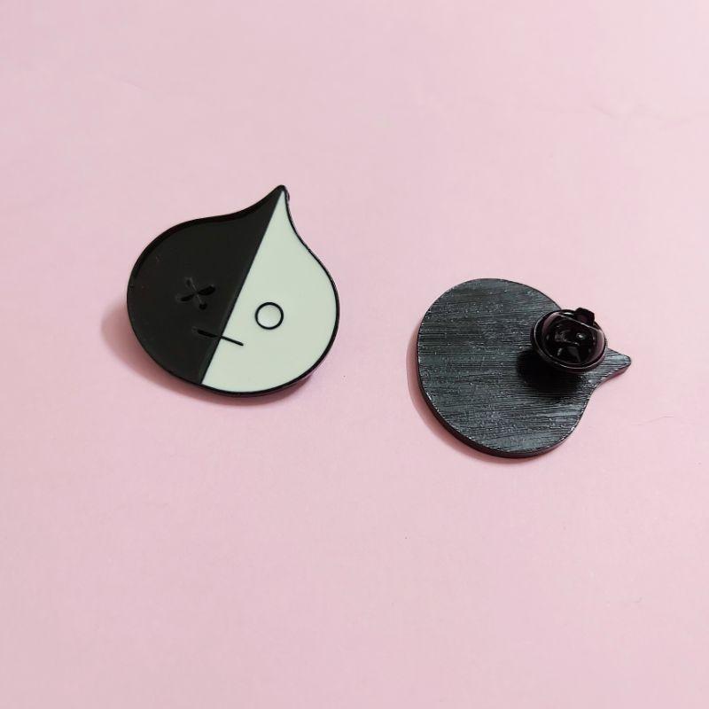 Cài áo đen trắng