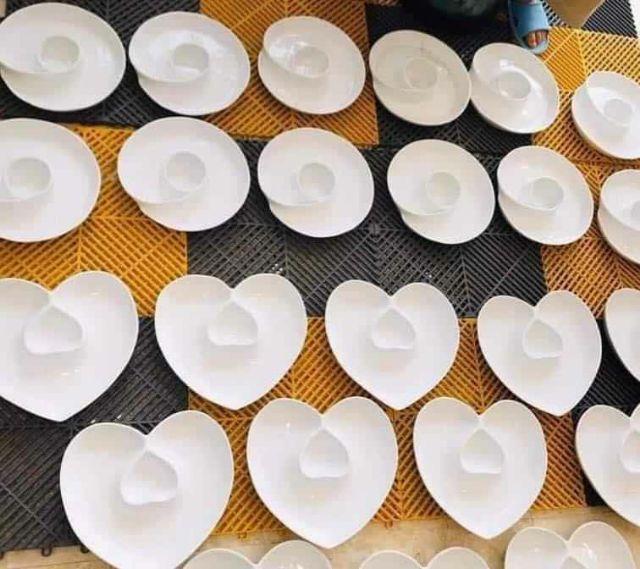 Đĩa sứ trắng hình tim Bát Tràng