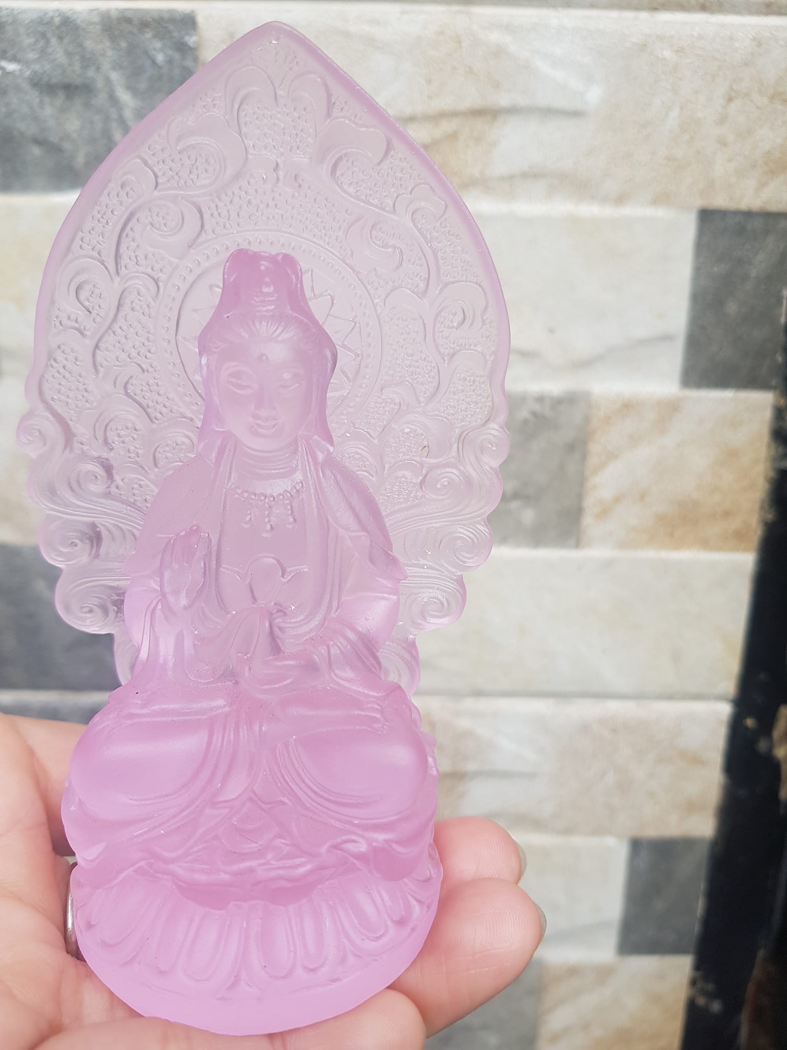 TƯỢNG PHẬT BÀ QUAN ÂM MỚI ĐÁ LƯU LY HỒNG HỒNG ĐỂ TRONG XE HƠI hoặc BÀN cao 12cm x đk 7cm x đế 5cm Hợp Anh Chị Mệnh HỎA mệnh THỔ ạ