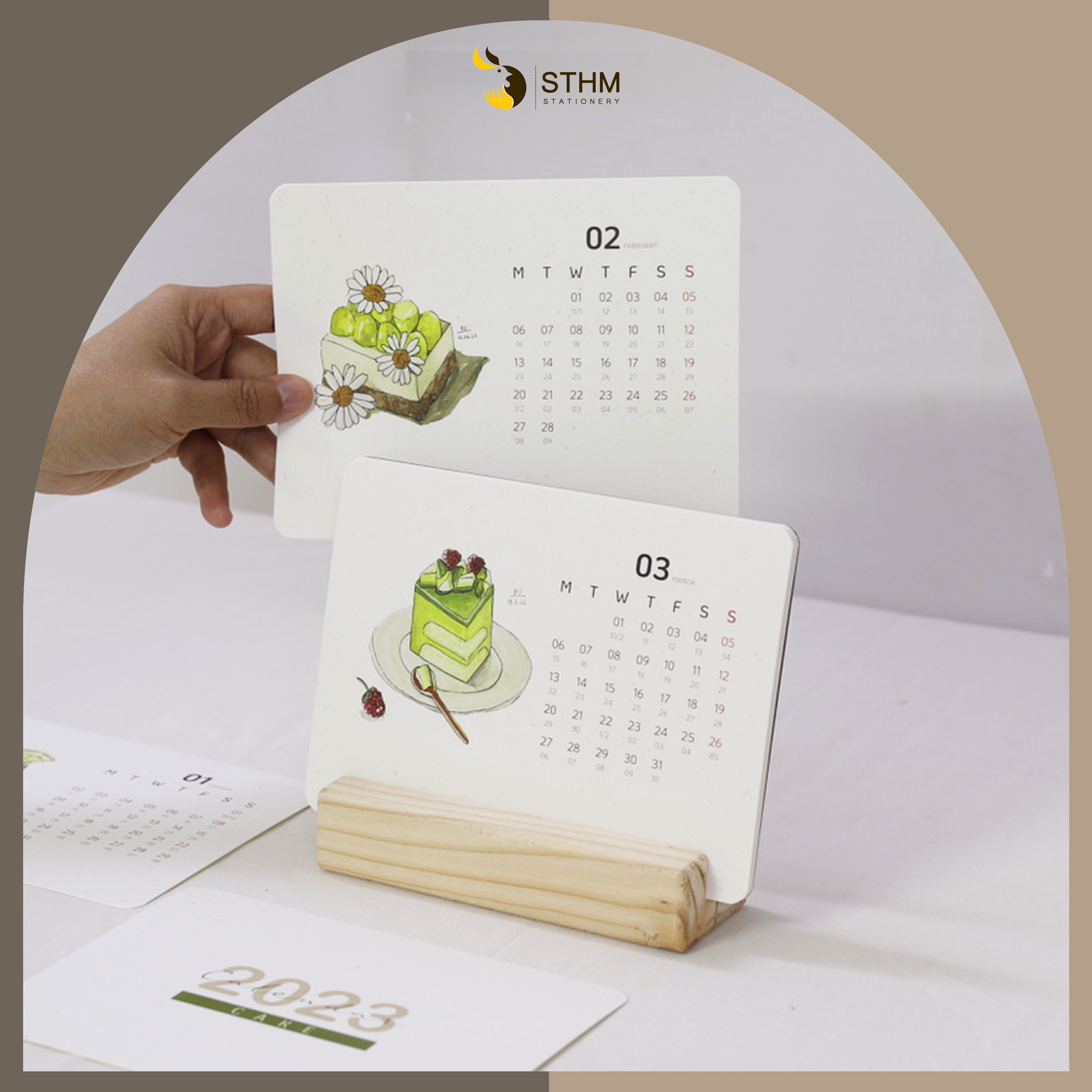 [STHM stationery ] - Lịch bàn đế gỗ 2023 - Cake - Tặng 12 sticker - Giấy mỹ thuật 220gsm - Có lịch âm dương