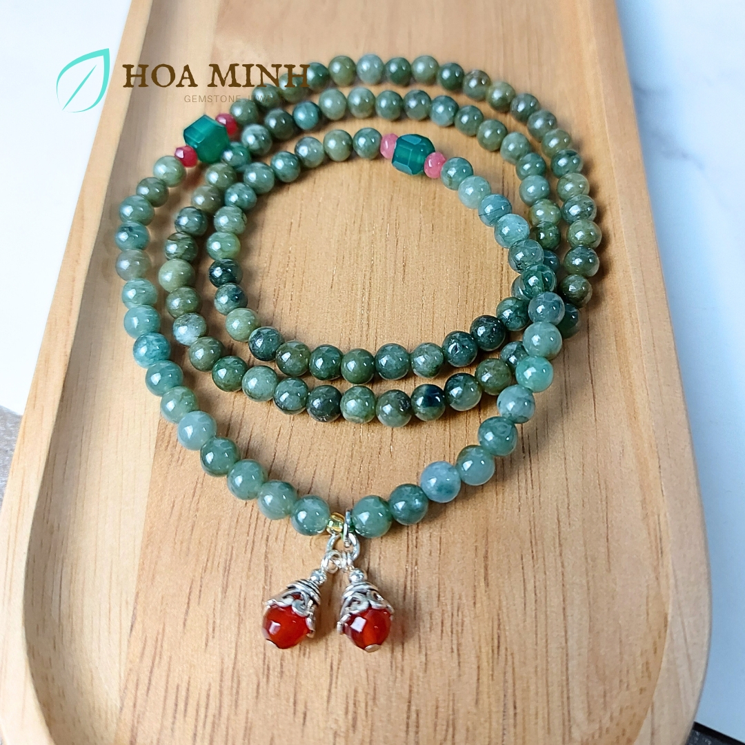 Vòng tay chuỗi 108 hạt Cẩm Thạch dầu theo dải màu size 5.6 li phối thạch anh xanh vuông, bánh xe mã não hồng cắt giác và charm bạc bọc mã não đỏ