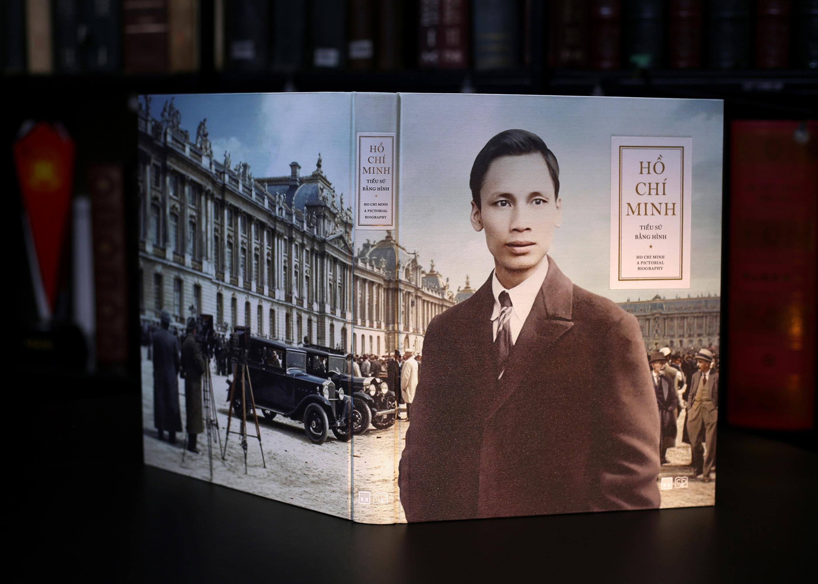 Sách - Hồ Chí Minh - Tiểu Sử Bằng Hình - Ấn Bản Giới Hạn - Bìa Vải