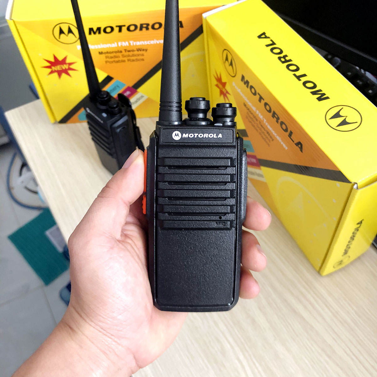 MUA 5 TẶNG 1 Bộ đàm Motorola XPR-700E dành cho nhà hàng, xây dựng, đi phượt, bến cảng, kho xưởng - Hàng nhập khẩu