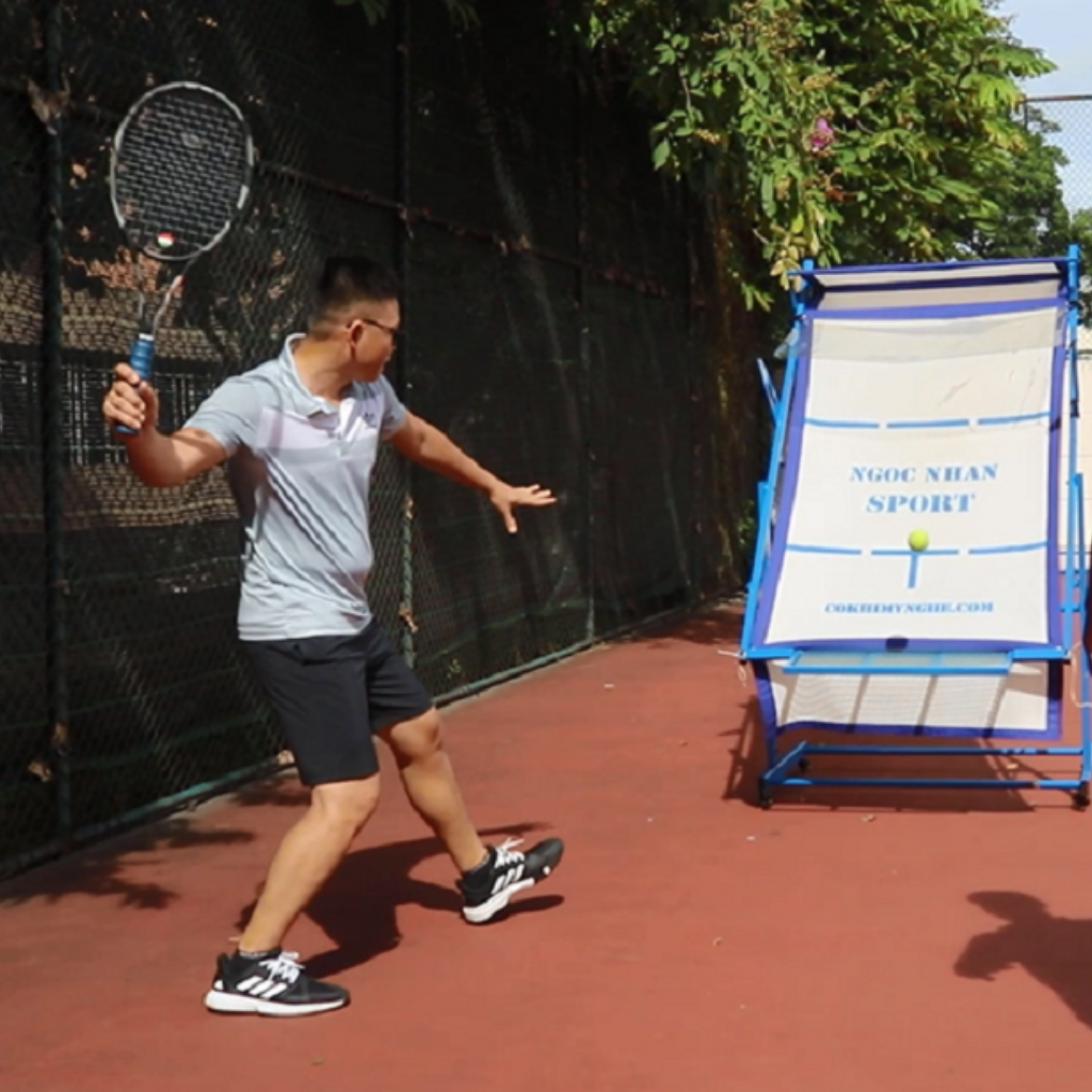 Tường tập tennis