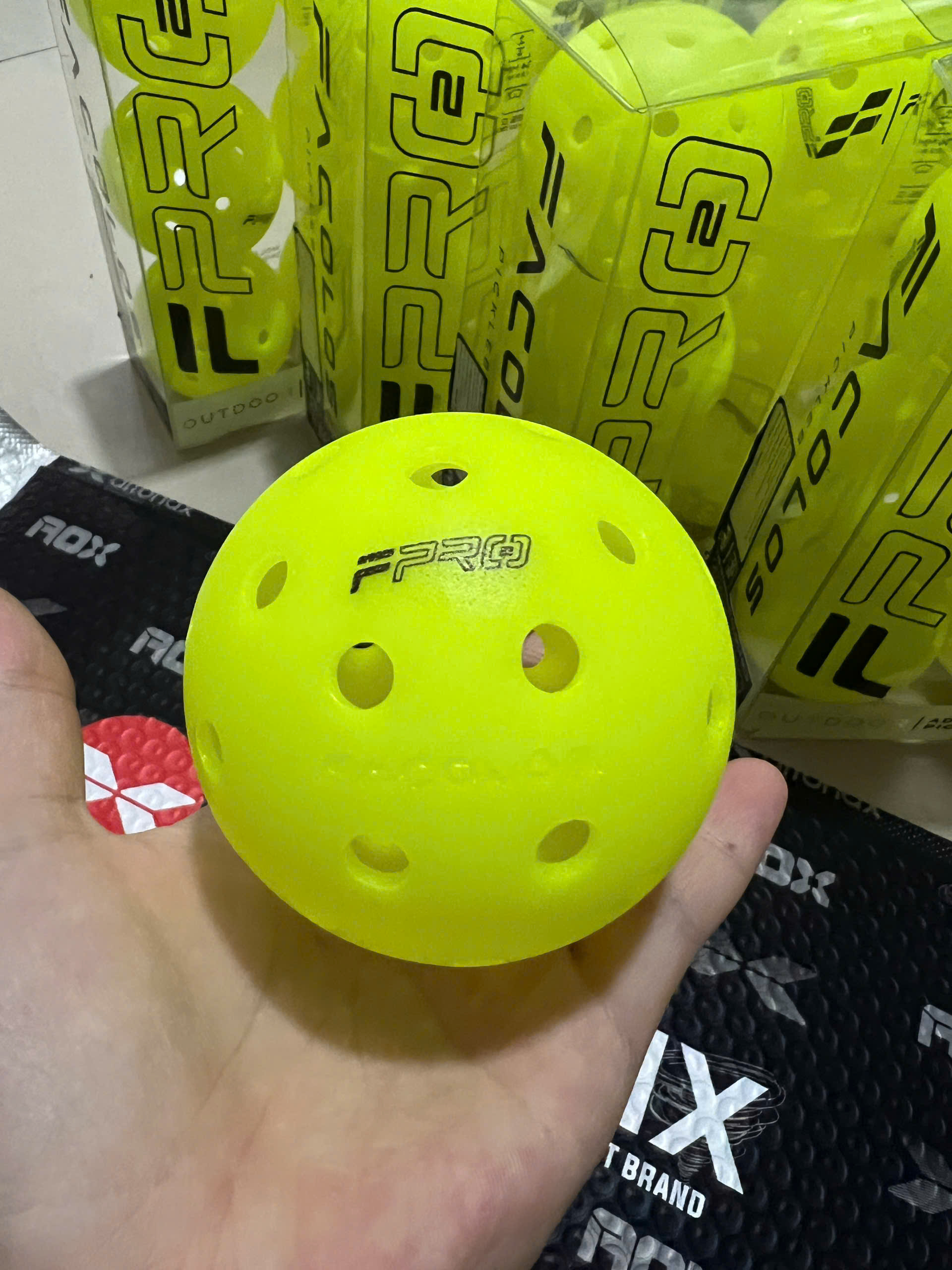 Hộp 6 bóng Facolos F-Pro Performance Gen2- 40 lỗ, chất liệu PE bền bỉ, bóng không vân nối, thích hợp thể thao ngoài trời.