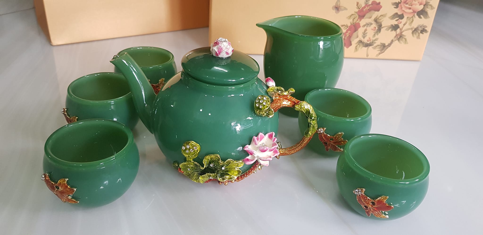 Bộ Bình Trà Chạm hoa kiểu rất đẹp đá mã não xanh ngọc tươi đậm đẹp anh chị để phòng khách, công ty, quà biếu tặng Sếp tặng tặng tân gia người thân ý nghĩa ạ