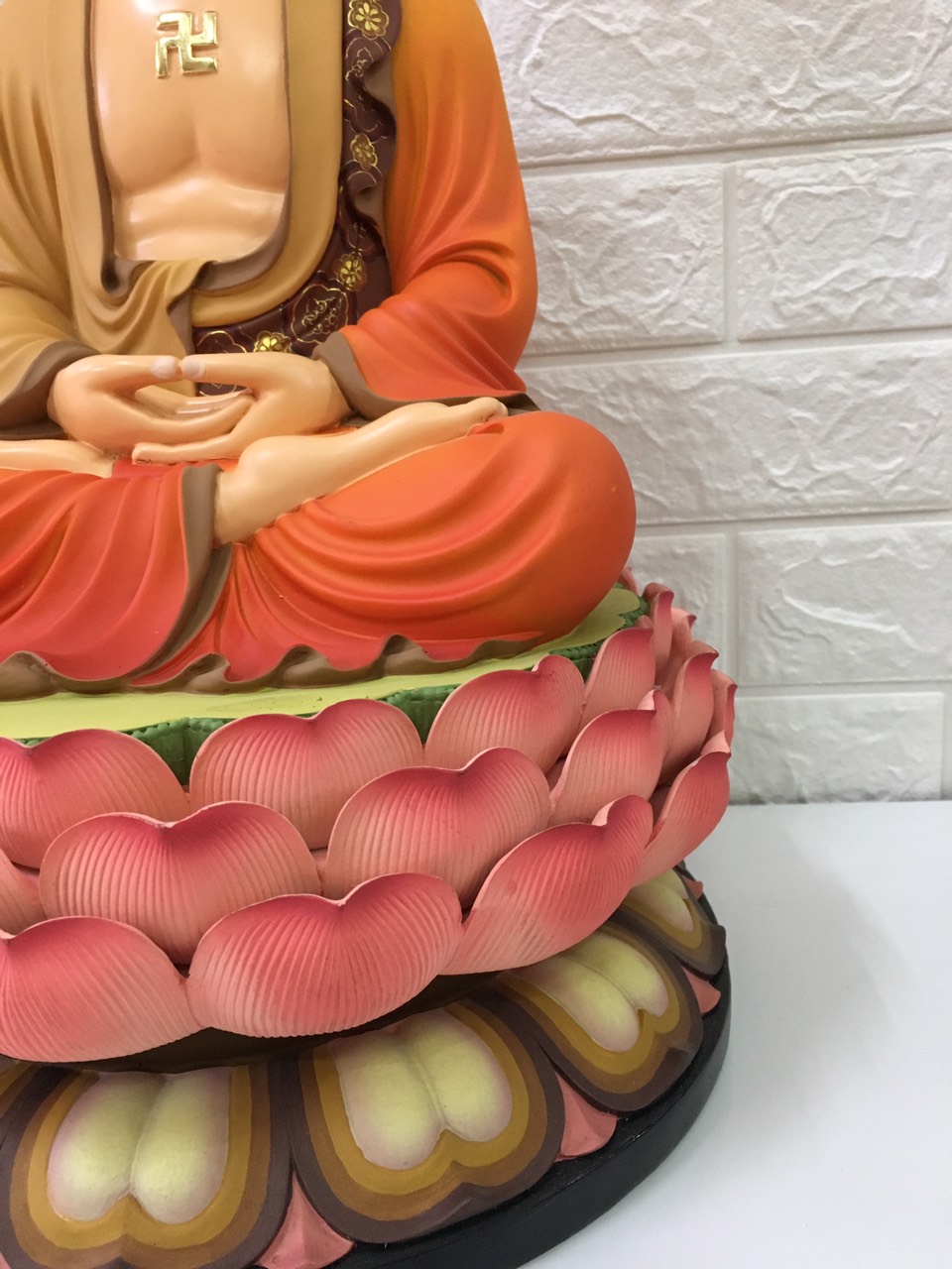Tượng Phật Thích Ca đế sen hồng