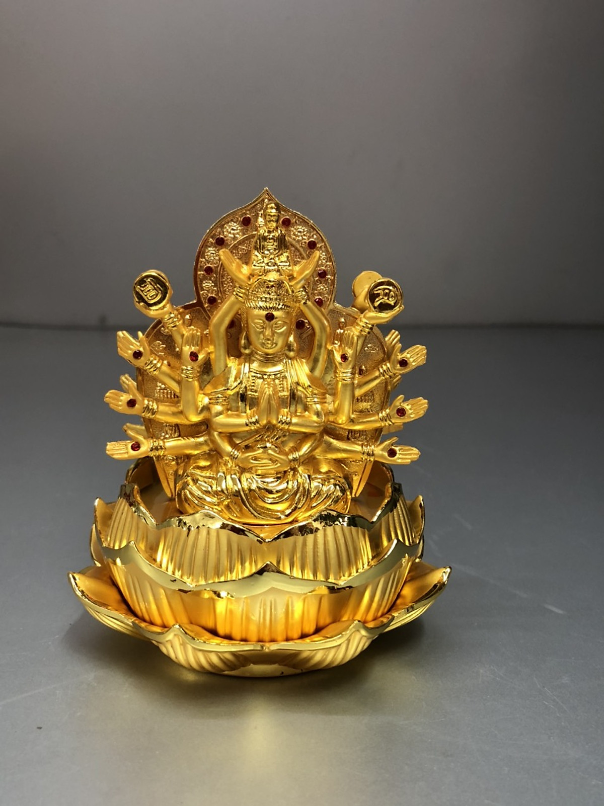 Tượng Để Ô tô Quan Âm Bồ Tát Thiên Thủ Thiên Nhã ngồi đế sen vàng ( có hai mặt giống nhau DA12106
