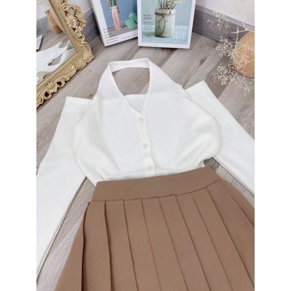 ÁO CỔ YẾM TRẮNG VÀ CHÂN VÁY XẾP LY