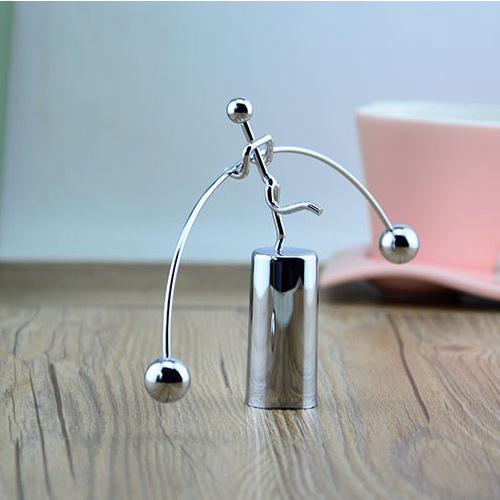 Con lắc Newton, phiên bản thăng bằng 1 chân, đồ chơi để bàn trang trí XẢ STRESS.