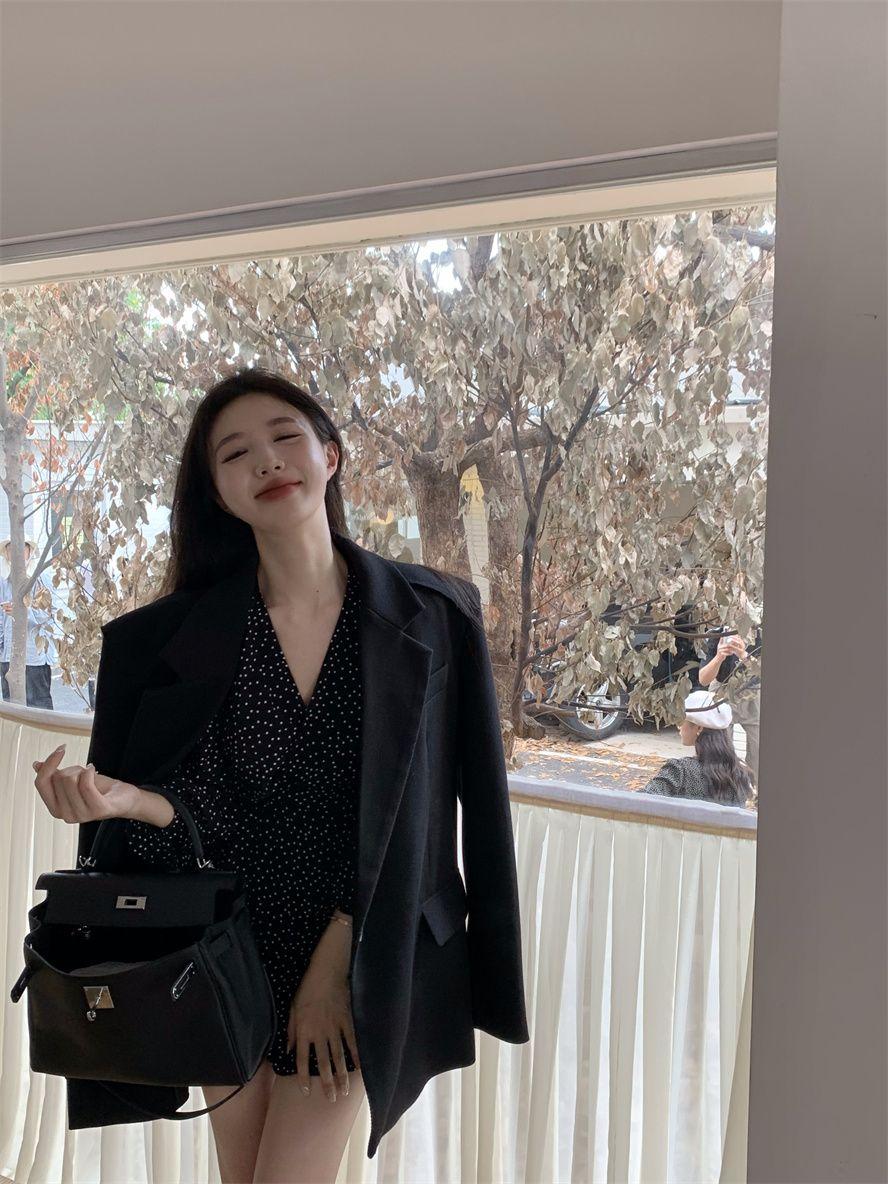 DIYIWEI Váy lụa trắng cổ chữ V màu đen Hồng Kông, váy ngắn thắt lưng, váy Hàn Quốc rất đặc biệt.
