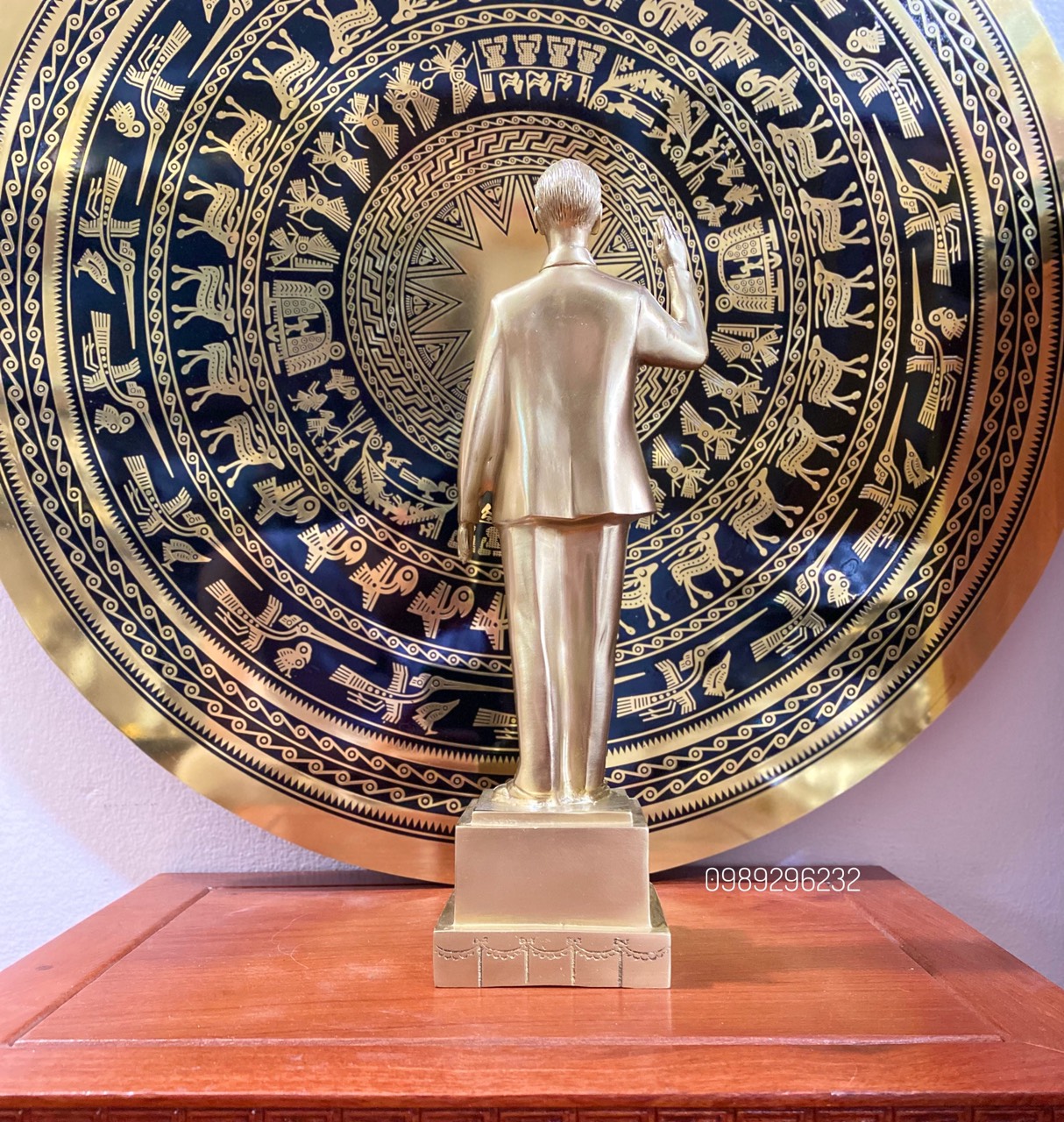 Tượng Bác Hồ đứng vẫy tay chào bằng đồng vàng