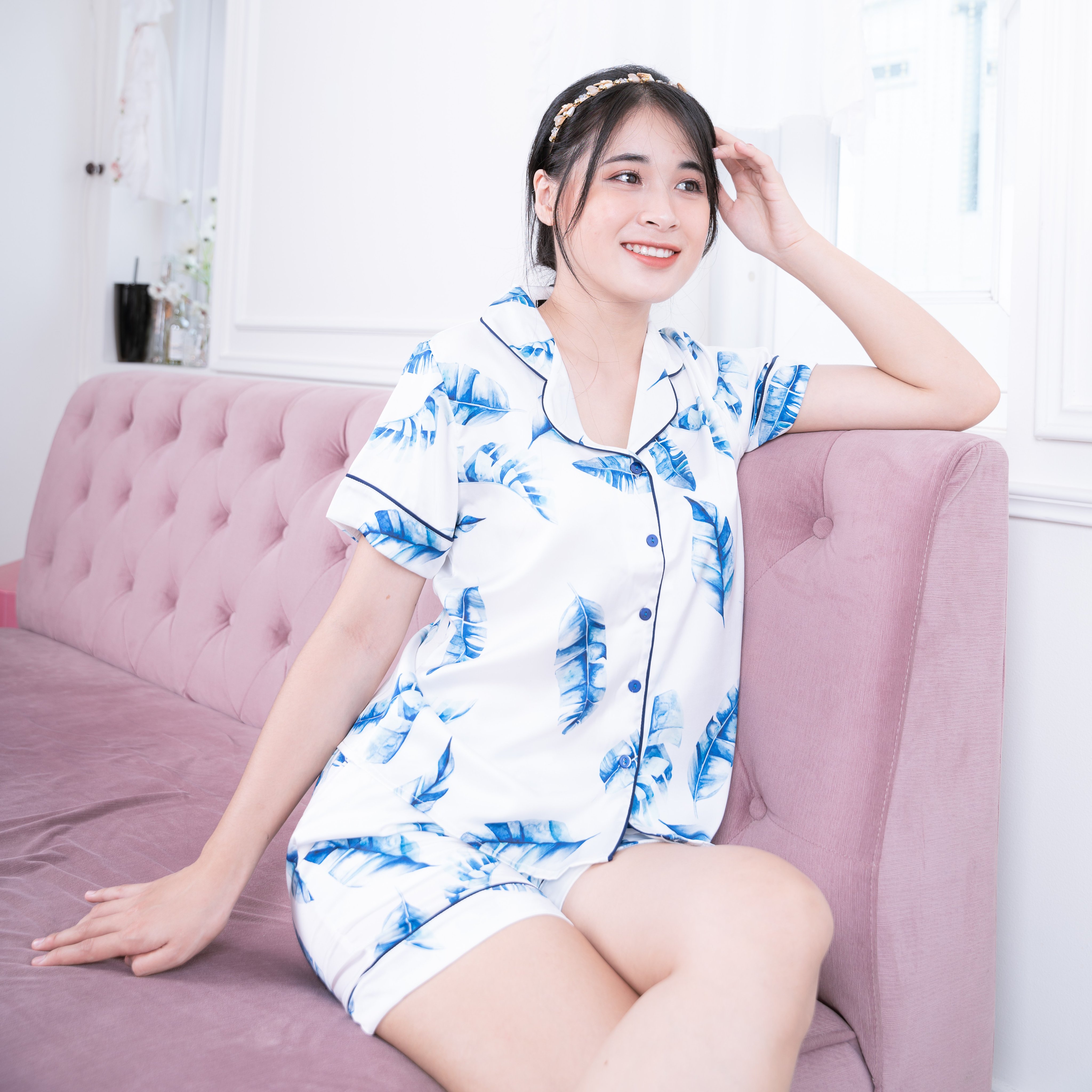 Hình ảnh Bộ đồ Pyjama nữ, đồ mặc nhà VILADY - B106 kiểu quần đùi tay ngắn họa tiết lá xanh, chất liệu lụa Pháp (lụa latin) cao cấp