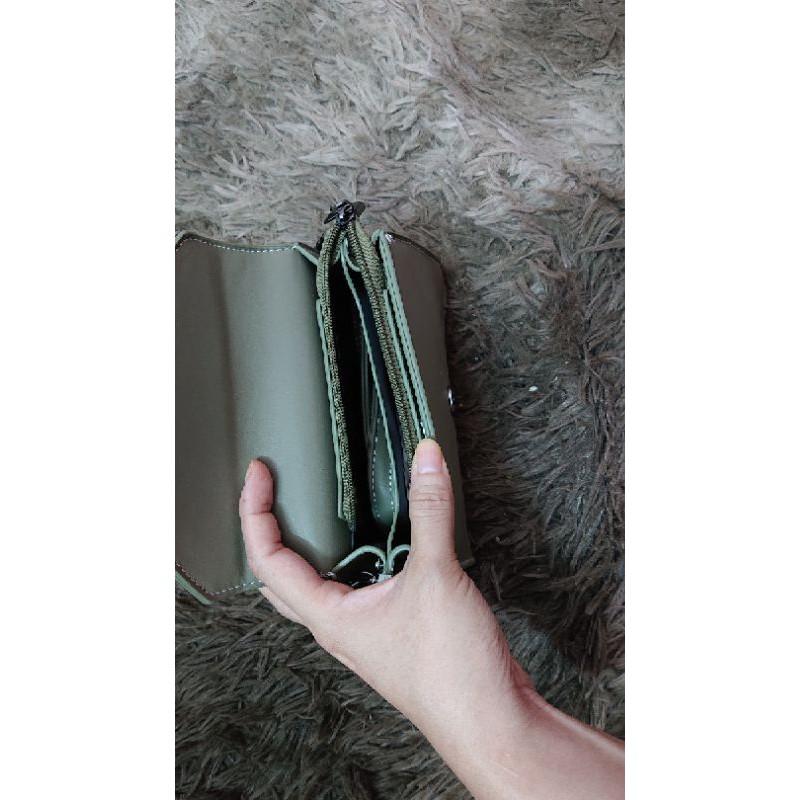 túi chữ V viền trắng