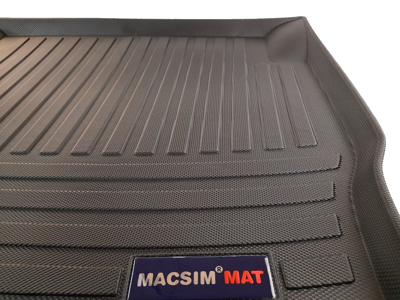 Thảm lót cốp xe ô tô BMW 1 Series 2012-2016 nhãn hiệu Macsim chất liệu TPV màu đen.