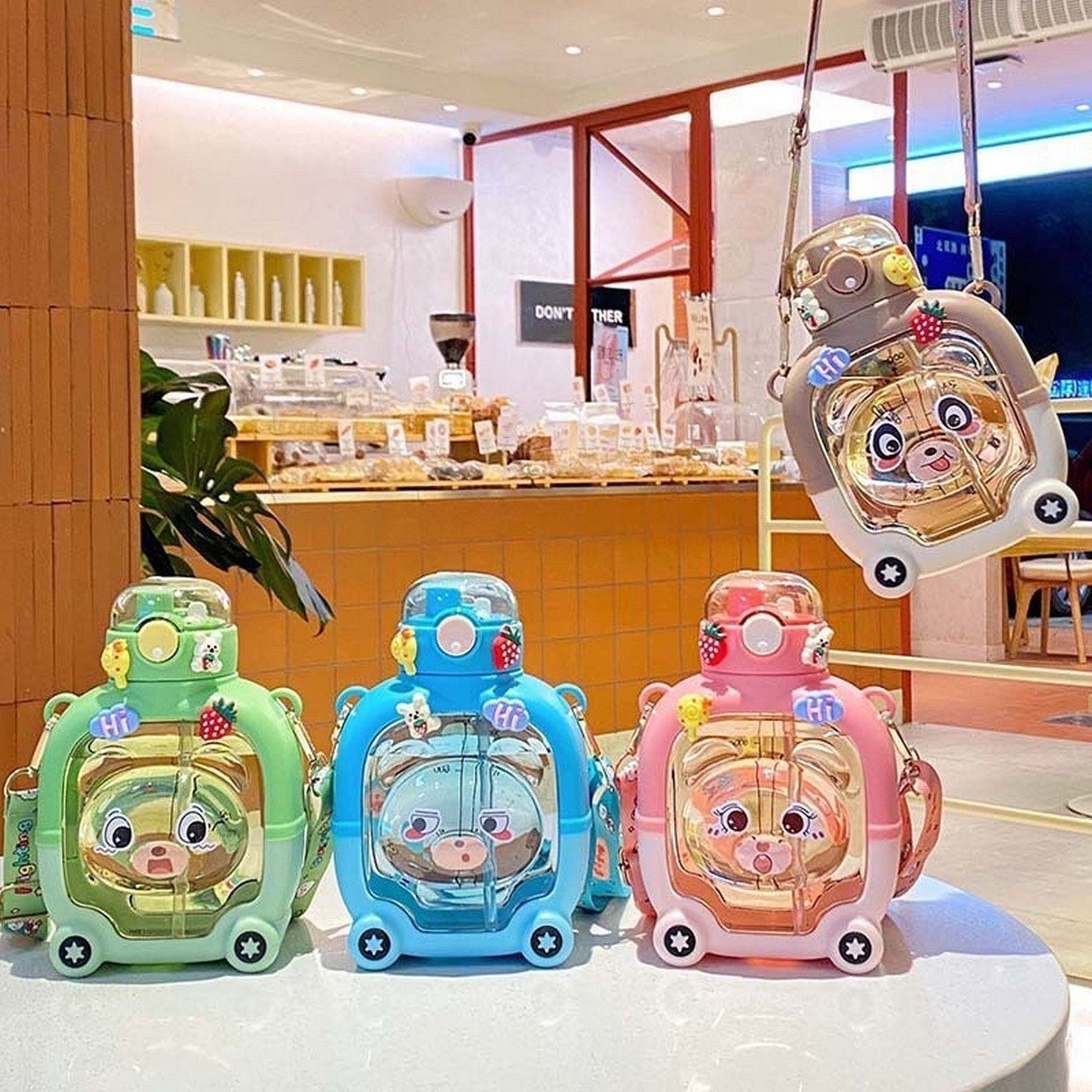 Bình Nước Lovely 1000ML Hình Gấu Dễ Thương Kèm Dây Đeo Và Sticker