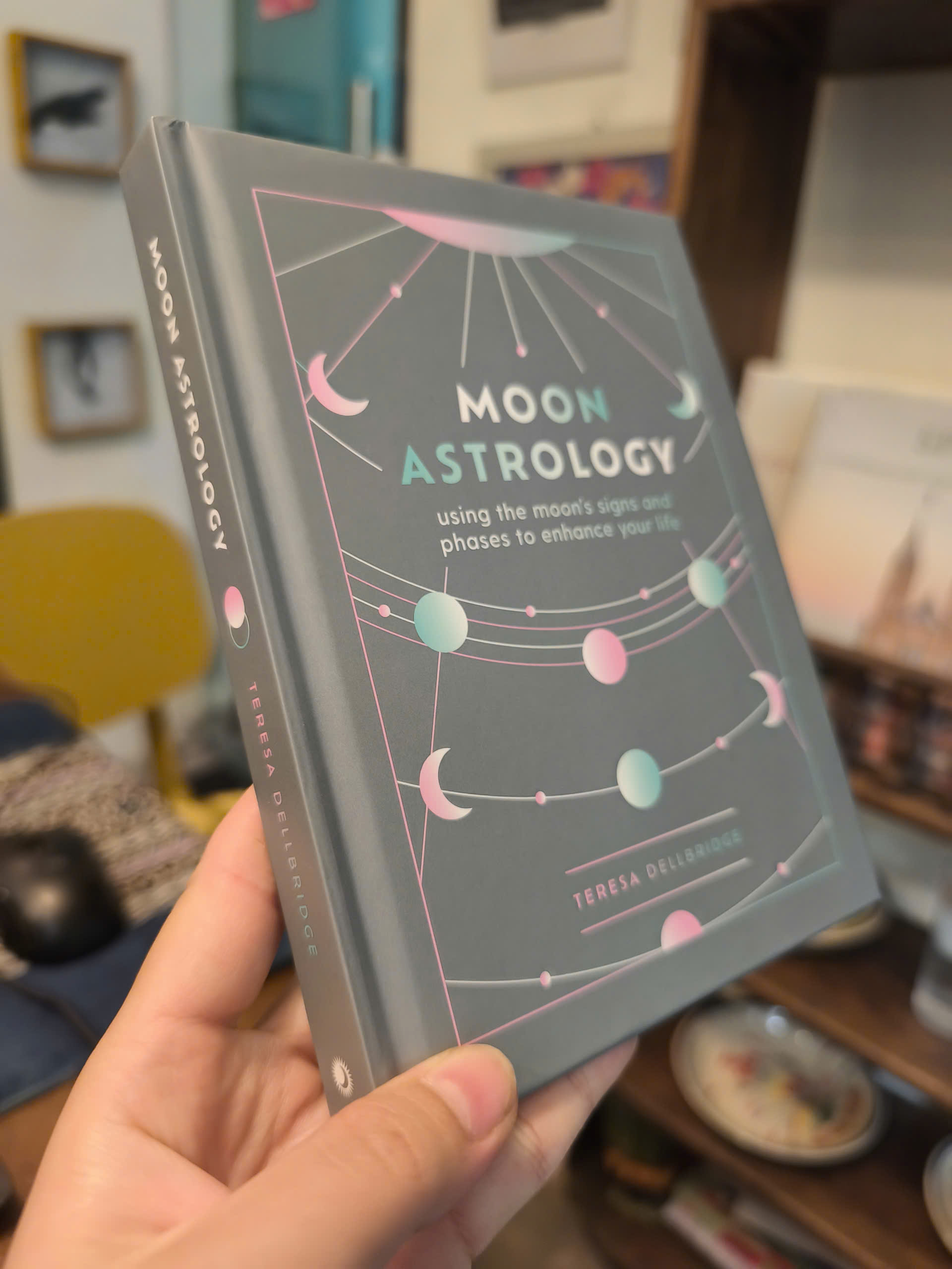 Sách - Moon Astrology: using the moon's signs and phases to enhance your life by Teresa Dellbridge