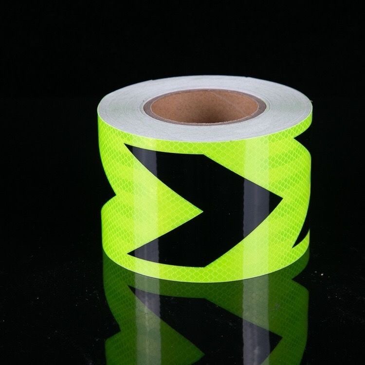 Băng Dính Phản Quang khổ rộng 10 cm x 25 mét, Cảnh Báo An Toàn Hình Mũi Tên Dùng Dán Xe Ô tô, Thùng Xe Tải, Định Hướng An Toàn, chất liệu PVC Chống Thấm Nước - Mũi Tên Xanh Đen - Mai Lee