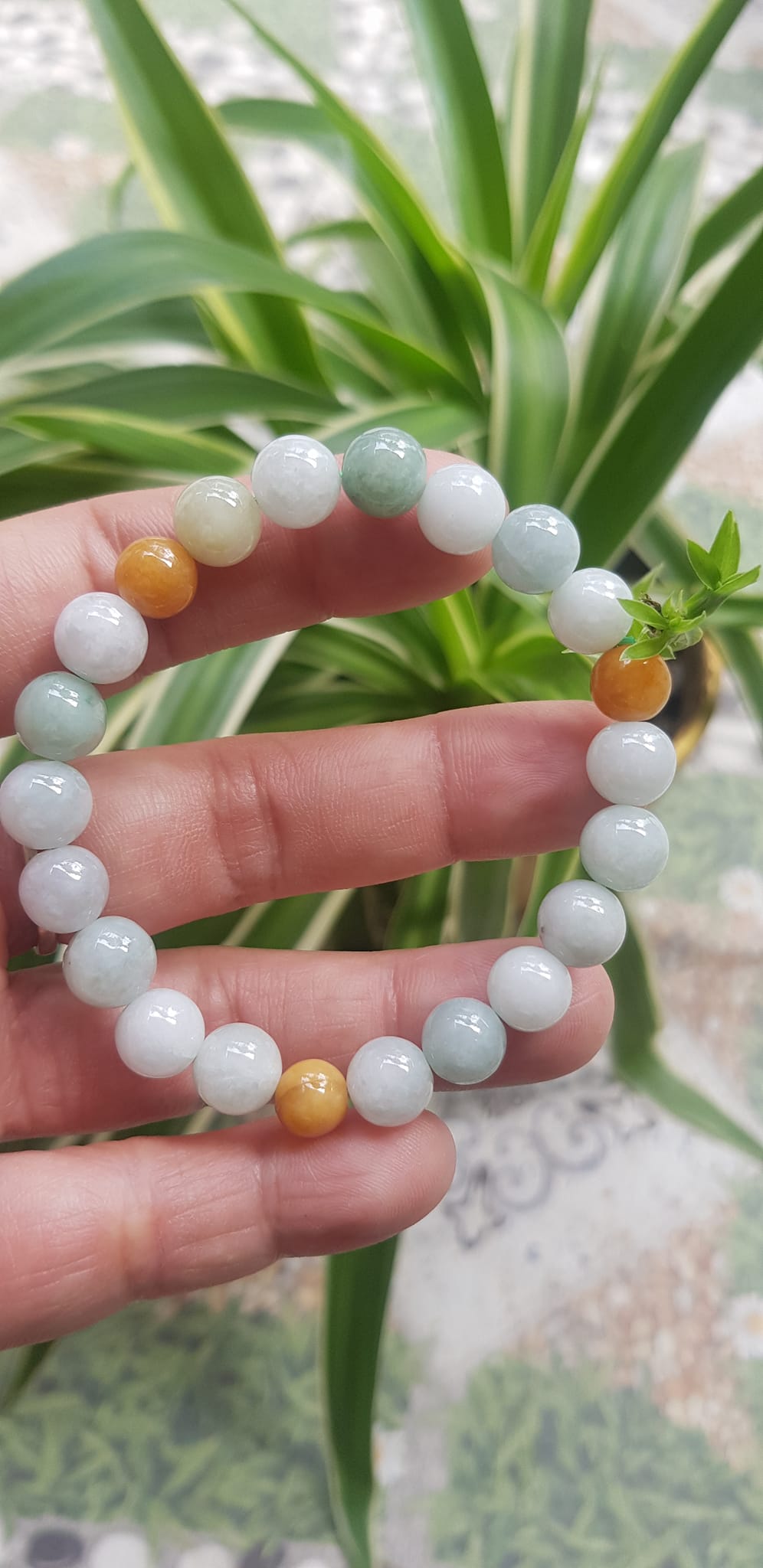 Vòng chuỗi đá Cẩm Thạch tự nhiên trắng huyết tam tài 8mm bóng đẹp Màu trắng bóng xanh vàng nữ đeo rất xinh đẹp xinh tay may mắn Vòng đá cẩm thạch tự nhiên tốt cho sức khoẻ công việc ạ
