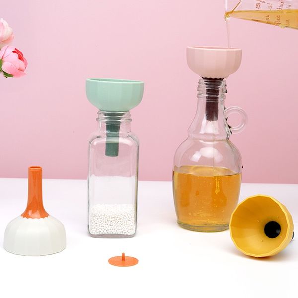 Phễu rót silicon có lưới lọc kiêm chén gia vị thông minh LK84