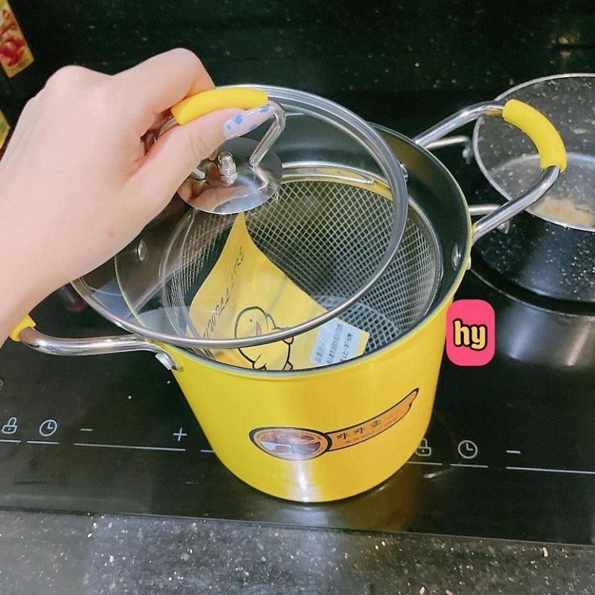 Nồi chiên rán mini ngập dầu thiết kế lòng nồi chống dính, phù hợp với bếp ga, bếp từ, bếp hồng ngoại đa năng, không lo bị bắn khi chiên rán