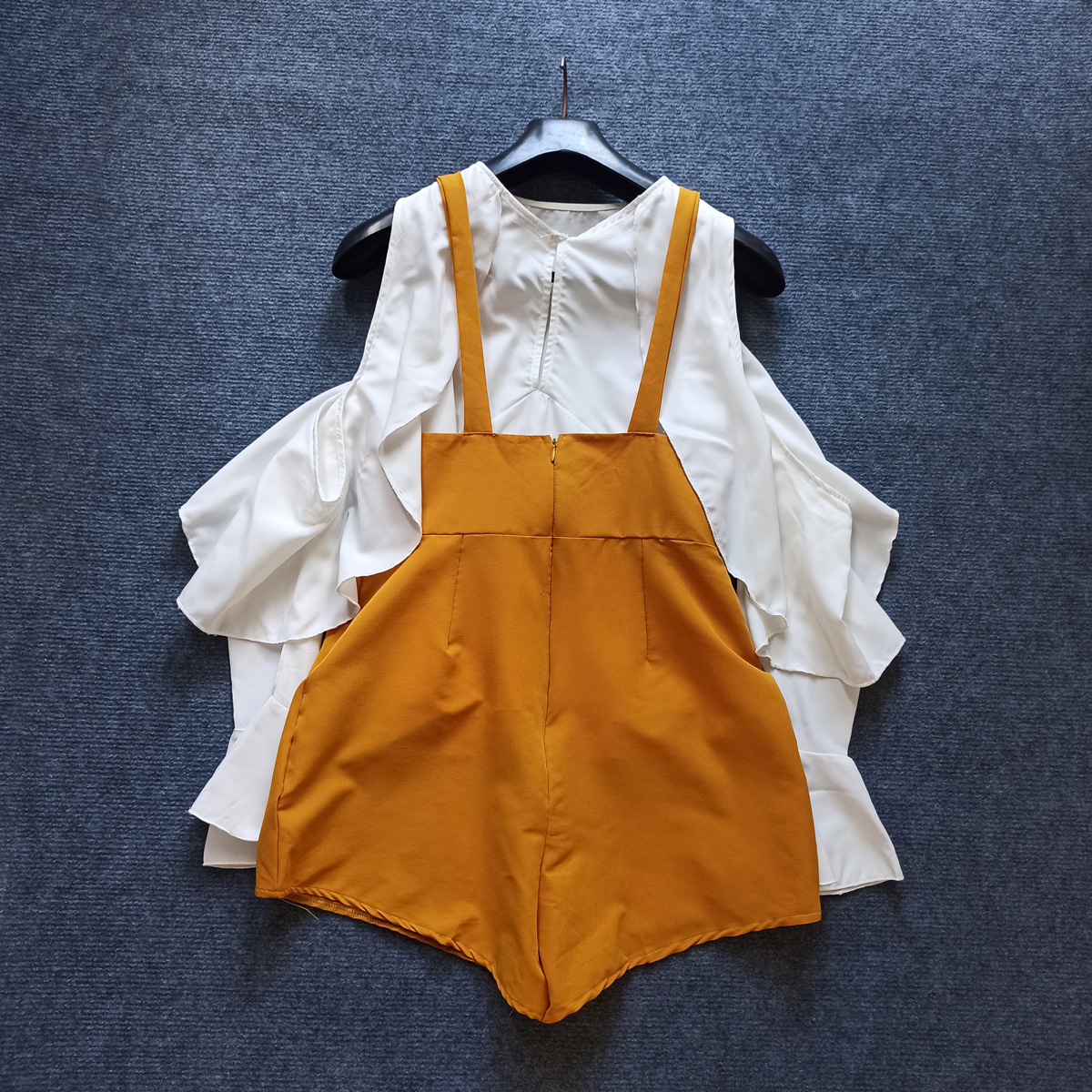 Set áo ở vai và jumsuit yếm màu vàng