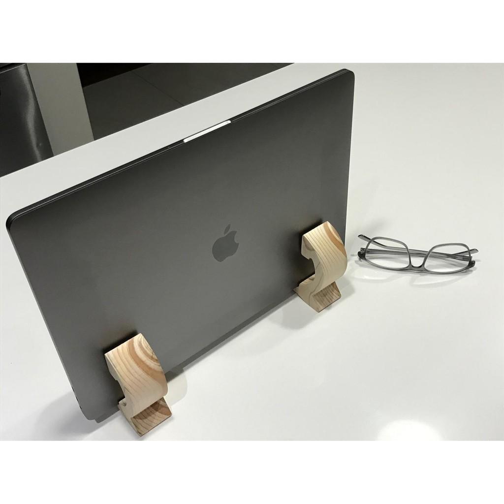 Giá giữ MacBook / Giá giữ đứng laptop / Đế gỗ giữ đứng Macbook / Giá đỡ laptop gỗ