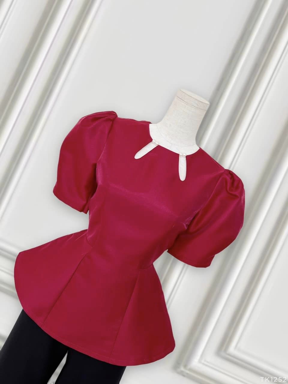Áo peplum cổ tròn khoét giọt nước đính nút ngọc siêu sang