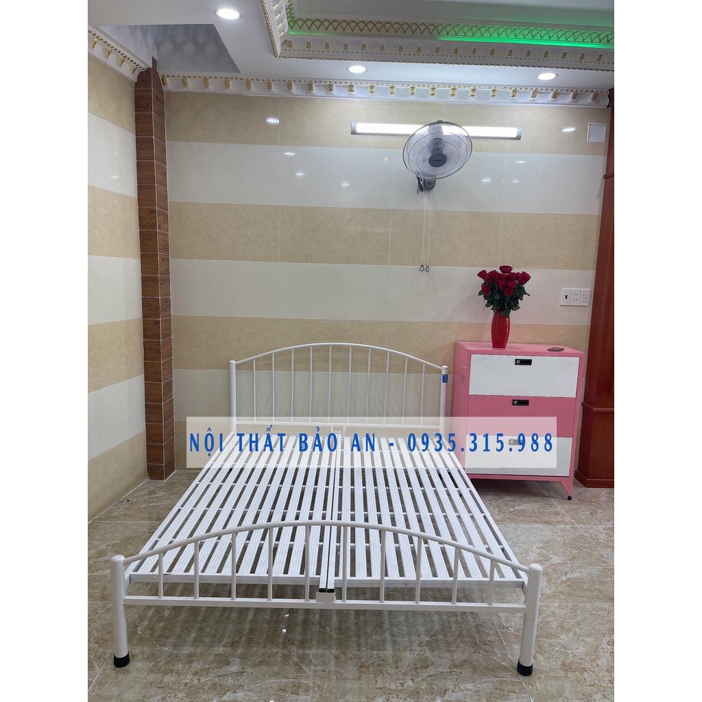 Giường sắt kích cỡ 3 người nằm 1m8x2m KIỂU DÁNG HIỆN ĐẠI