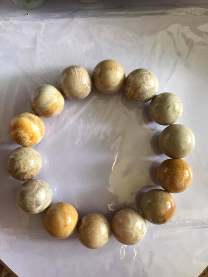 Vòng Nam Đeo size 14ly gồm 14 hạt vô cung Chât liệu SAN HÔ HÓA THẠCH Vòng Màu vàng trắng Sáng Nam đeo tay đẹp sang tốt ạ