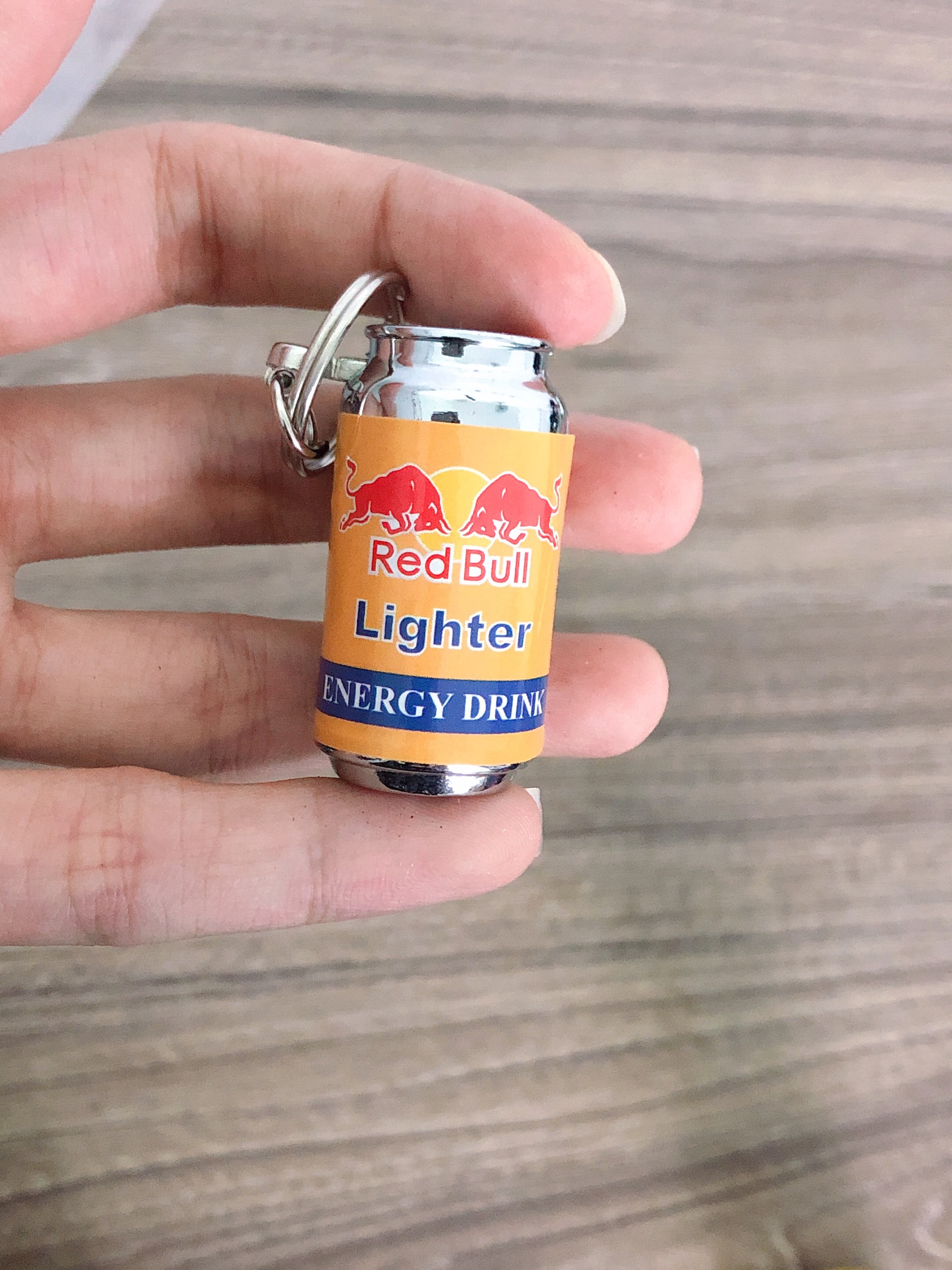 Hột quẹt bật lửa móc khóa hình lon nước Red Bull dễ thương