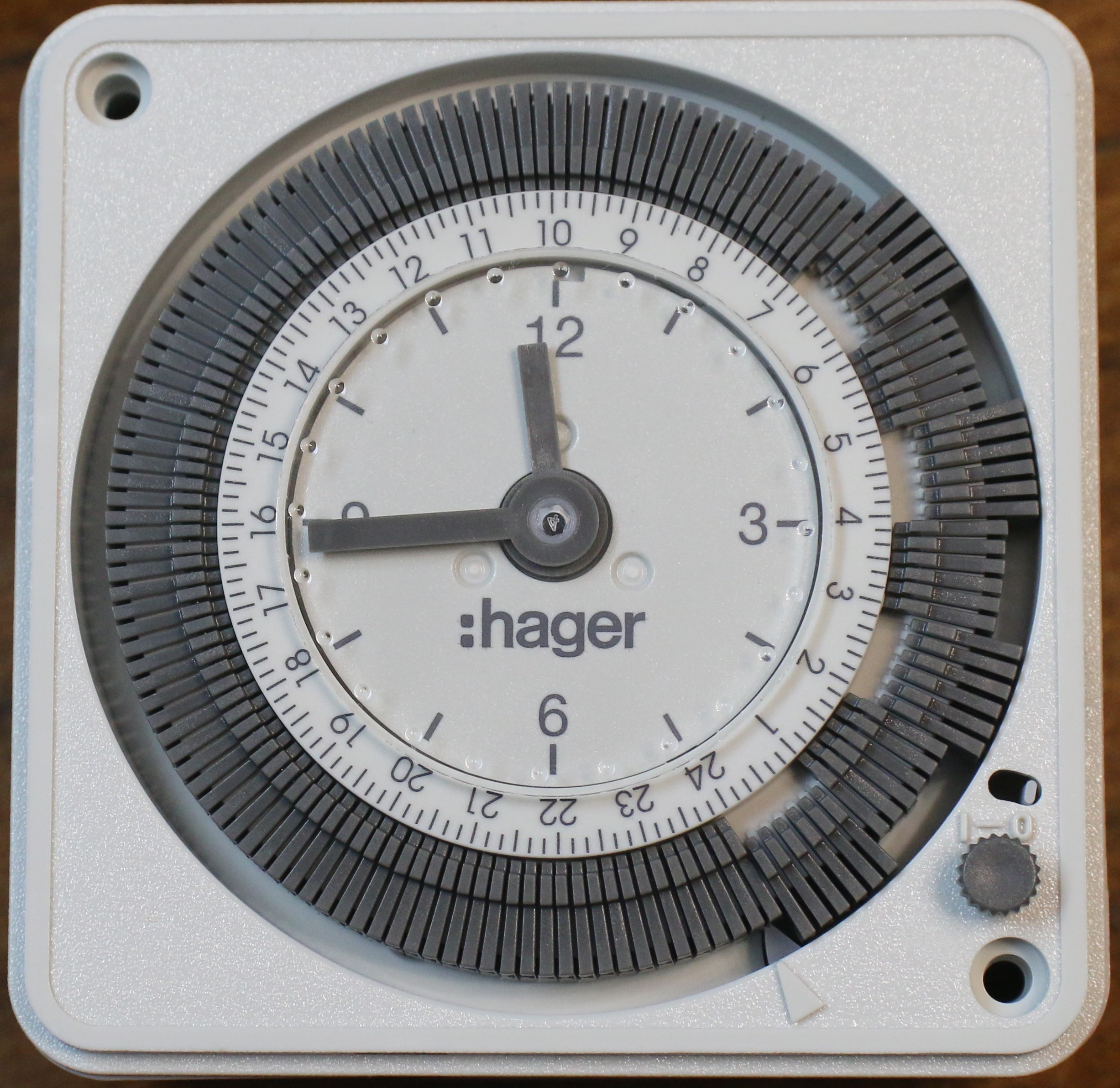 CÔNG TẮC THỜI GIAN/TIMER 24H EH711 - HAGER, HẸN GIỜ TƯỚI CÂY, BẬT ĐÈN, CÁC THIẾT BỊ ĐIỆN KHÁC, 24H/7 NGÀY. CÔNG NGIHỆP VÀ DÂN DỤNG, CÔNG SUẤT LỚN 16A, LẬP TRÌNH ĐƯỢC, 148 LẦN BẬT TẮC TRONG 24H