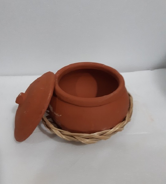 Niêu cơm nhỏ đất nung bụng 14 cm và rế tre