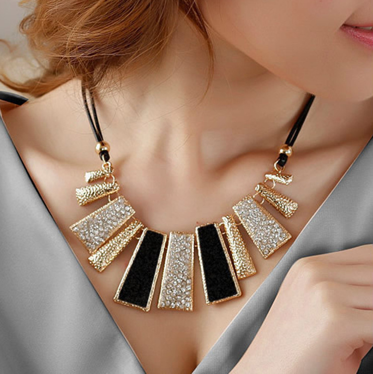 Vòng cổ dây da kim loại thiết kế độc đáo lạ mắt dành cho nữ