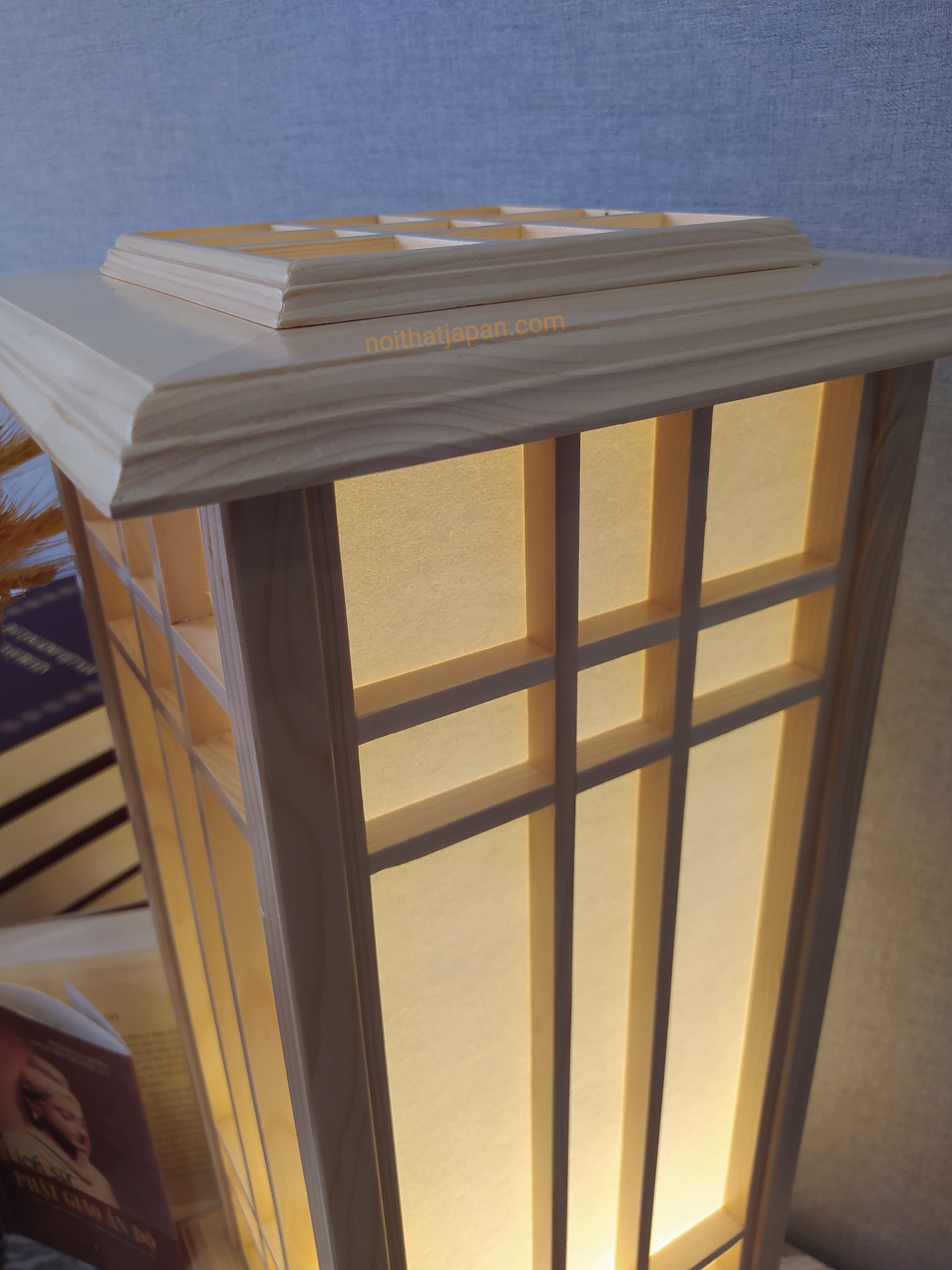 Đèn gỗ để sàn phòng trà Nhật, đèn gỗ phòng thiền, chất liệu gỗ tự nhiên kết hợp tấm Shoji Nhật kt 25*25*55cm, màu vàng sáng gồm đèn léd