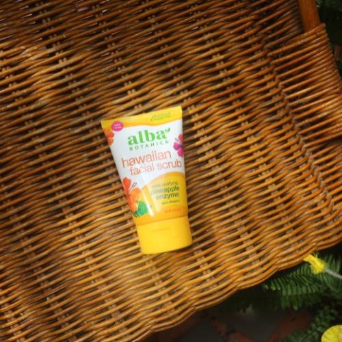 Tẩy tế bào da mặt enzyme dứa ALBA BOTANICA HAWAIIAN FACIAL SCRUB PORE PURIFYING PINEAPPLE ENZYME