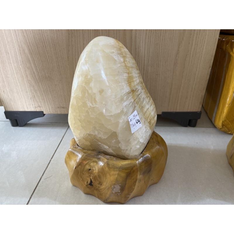 Cây đá, trụ đá màu vàng trongcao 27 cm nặng 6 kg cho người mệnh Kim và Thổ