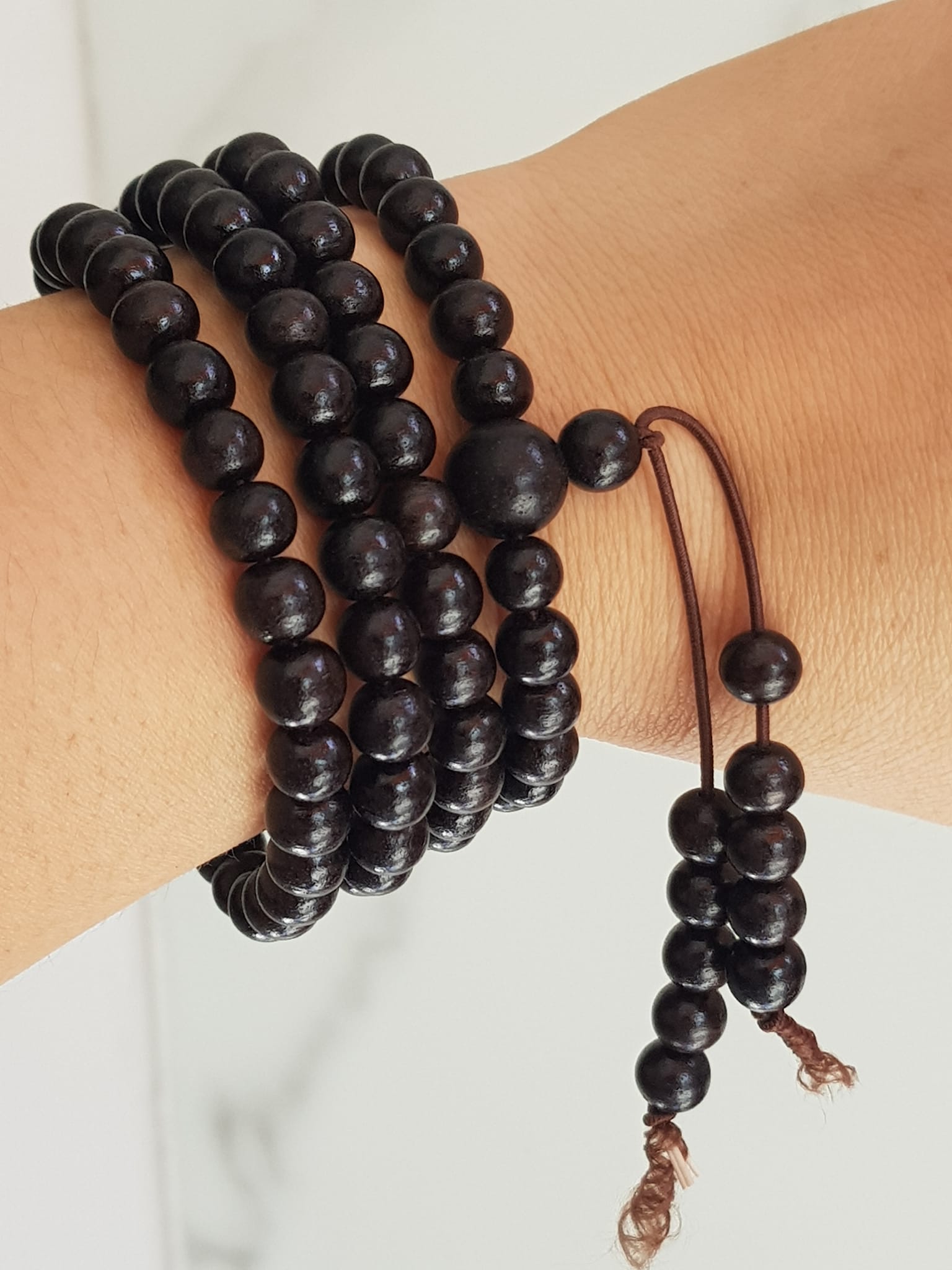 Vòng tay gỗ trầm hương đen nâu Size vòng 7mm thơm nhẹ kiểu quấn tay Anh Chị đeo kiểu quấn tay Đeo tay mình hay đeo 1 Cặp rất dễ thương ạ