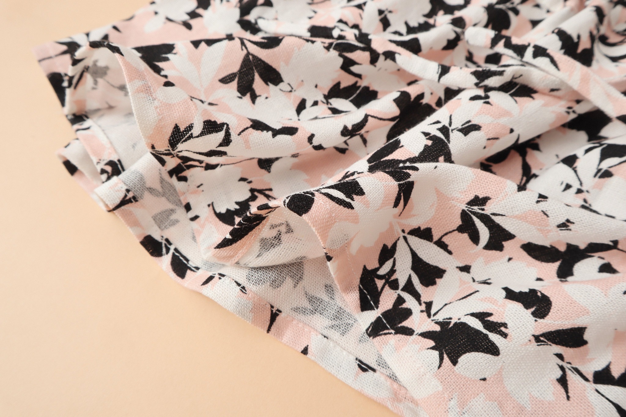 Áo Linen KACHISA cổ tim rút eo in hoạ tiết lá
