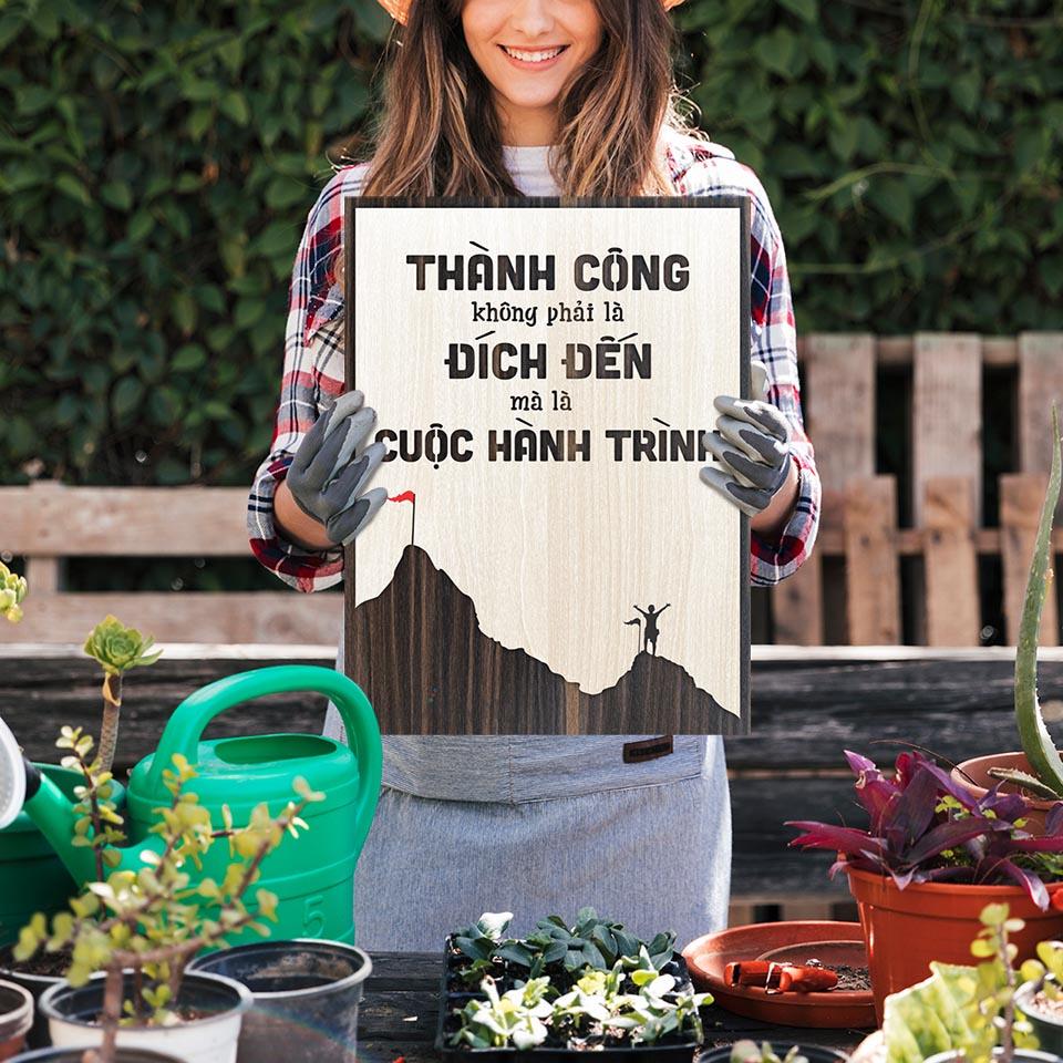 Tranh văn phòng gỗ LEVU LV068 "Thành công không phải là đích đến mà là cuộc hành trình"