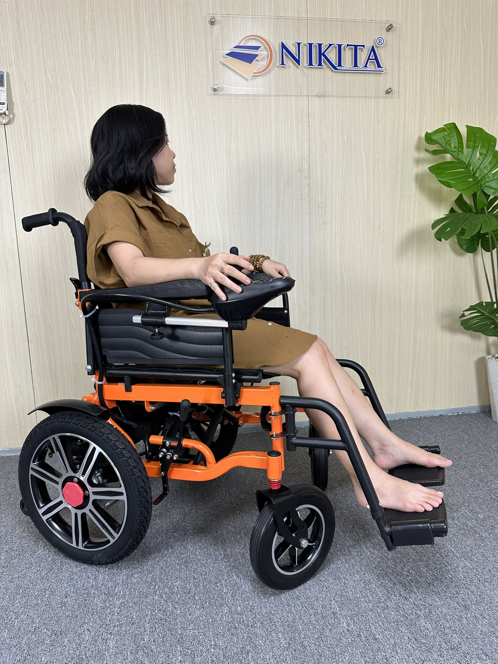 Xe lăn điện động cơ kép, dung lượng pin lớn, an toàn, dễ điều khiển, khung hợp kim chắc chắn, gấp gọn khi không sử dụng chính hãng Nikita