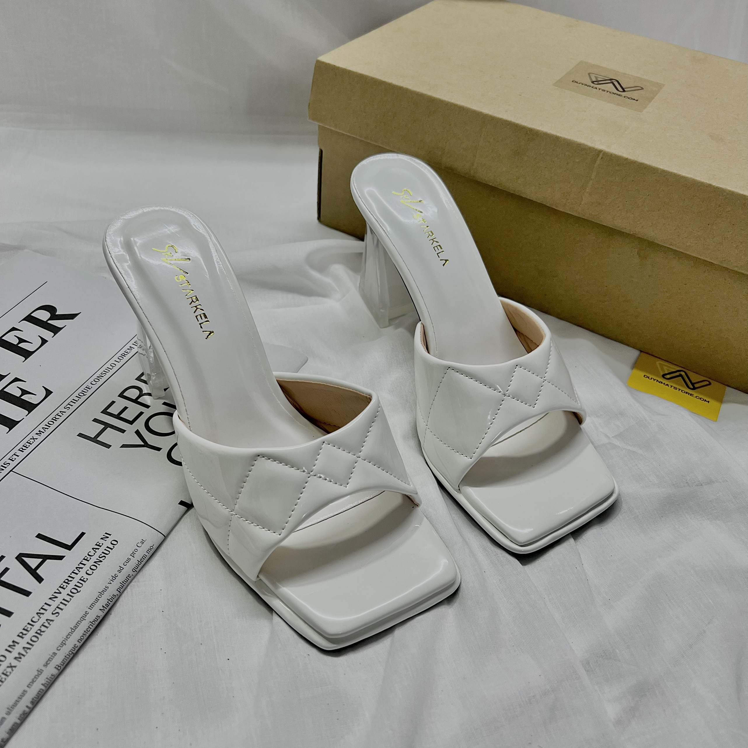 Dép Cao Gót Quai Ngang Giày Duy Nhật Store Phối Da Bóng Ô Mũi Gót Vuông Đơn Giản Siêu Đẹp Xinh Xắn Cao 7cm Màu Trắng Đen